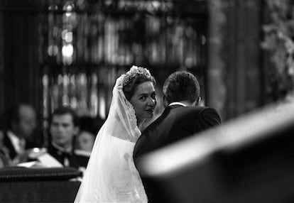 Boda de la infanta Cristina de Borbón y Grecia e Iñaki Urdangarin, en la catedral de Barcelona. En la foto, la infanta murmura alguna cofidencia al oído de Iñaki, en un momento de la ceremonia, el 4 de octubre de 1997.