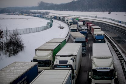 Camiones, el lunes en una retención en una autopista en Usti nad Labem (República Checa), cerca de la frontera alemana.