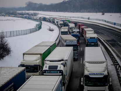 Camiones, el lunes en una retención en una autopista en Usti nad Labem (República Checa), cerca de la frontera alemana.