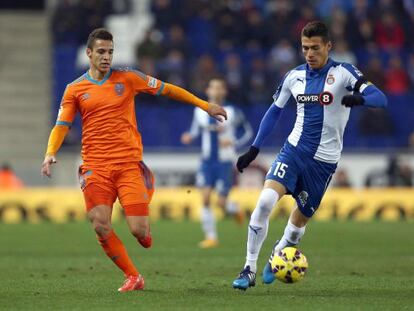 Héctor Moreno domina el balón frente a Rodrigo Moreno, en el duelo del pasado domingo Espanyol-Valencia. 
