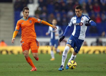 Héctor Moreno domina el balón frente a Rodrigo Moreno, en el duelo del pasado domingo Espanyol-Valencia. 