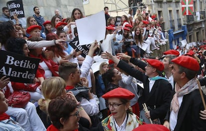 Estas mujeres han expresado su rechazo al paso de la compañía mixta exhibiendo plásticos negros y pancartas con el lema "Betiko Alardea" (El alarde de siempre), al tiempo que hacían sonar con estruendo los silbatos.