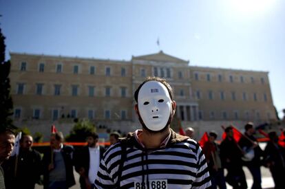 Un manifestante, frente a la sede del poder legislativo en Atenas, durante la protesta contra los recortes económicos.
