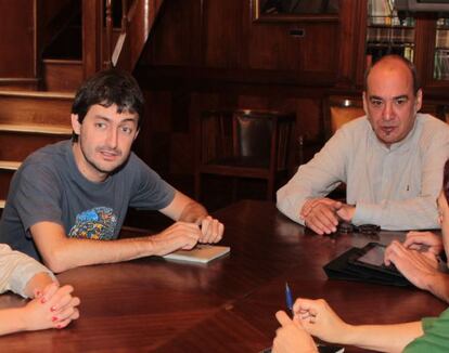 Iñaki Errazkin, a la izquierda, junto a Martin Garitano en una reunión sobre basuras con alcaldes de Gipuzkoa.