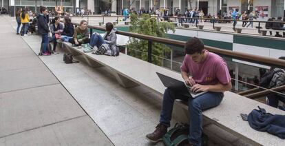 Un grupo de estudiantes universitarios.