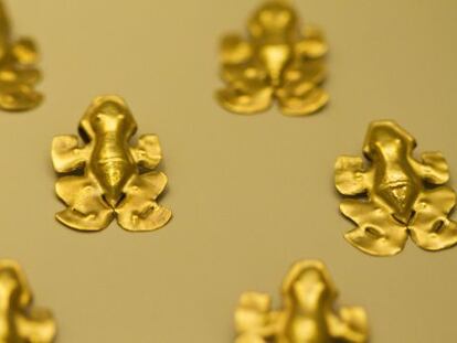 Delicadas ranas de oro en el museo de Bogot&aacute;.