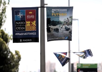 Dos carteles anuncian la celebración de la cumbre de la OTAN, en la Feria de Madrid, IFEMA.