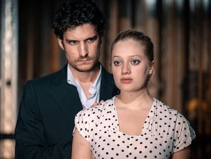 Louis Garrel y Nadia Tereszkiewicz, en 'La gran juventud'.