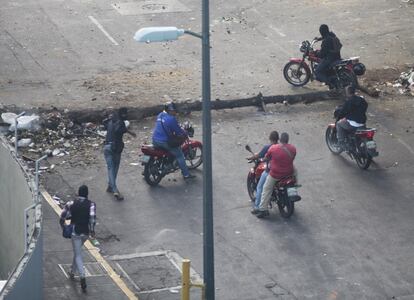 Um segundo grupo de civis armados faz uma incursão pela Avenida Francisco Solano para intimidar as pessoas que protestam. Muitos desses homens usam coletes à prova de balas e exibem armas de fogo.