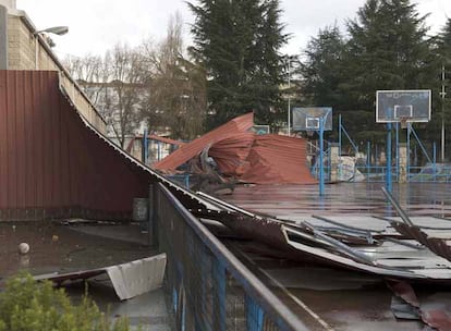 Cubierta y fachada caída sobre las canchas de baloncesto del pabellón de los Remedios, en Ourense.