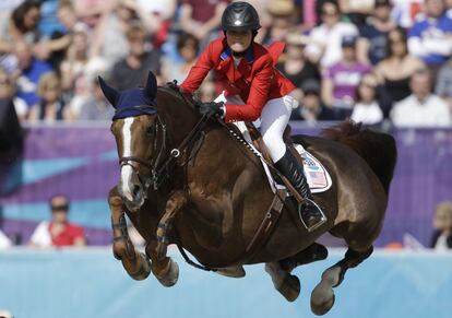Reed Kessler de Estados Unidos compite con su caballo, Cylana, en la prueba de salto, en la competición de hípica.