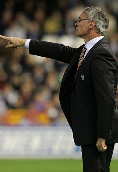 Claudio Ranieri da instrucciones a sus jugadores desde la banda.
