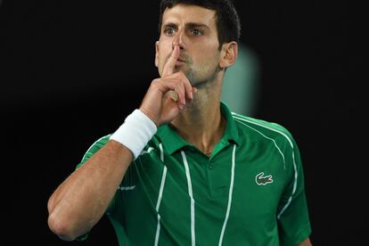 Djokovic celebra su victoria tras ganar a Thiem durante la final masculina del Open de Australia.