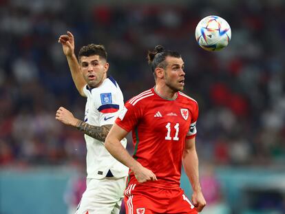 Pulisic y Bale, durante el duelo entre Estados Unidos y Gales.