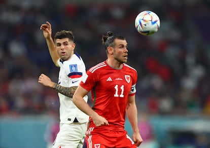 Pulisic y Bale, durante el duelo entre Estados Unidos y Gale