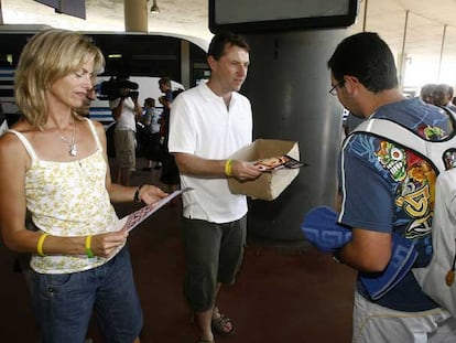 Kate y Gerry McCann reparten fotos de su hija el pasado viernes en la estación de autobuses de Huelva.