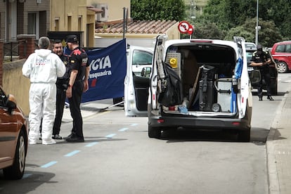 Los Mossos analizan el escenario del doble asesinato en Sentmenat (Barcelona).
