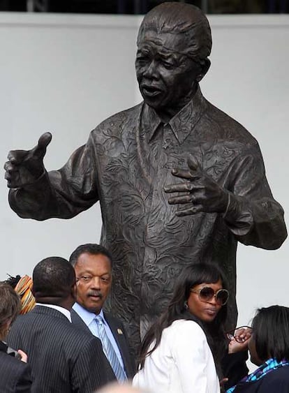 Campbell y Jackson, ante  la estatua.