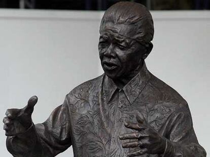 Campbell y Jackson, ante la estatua.