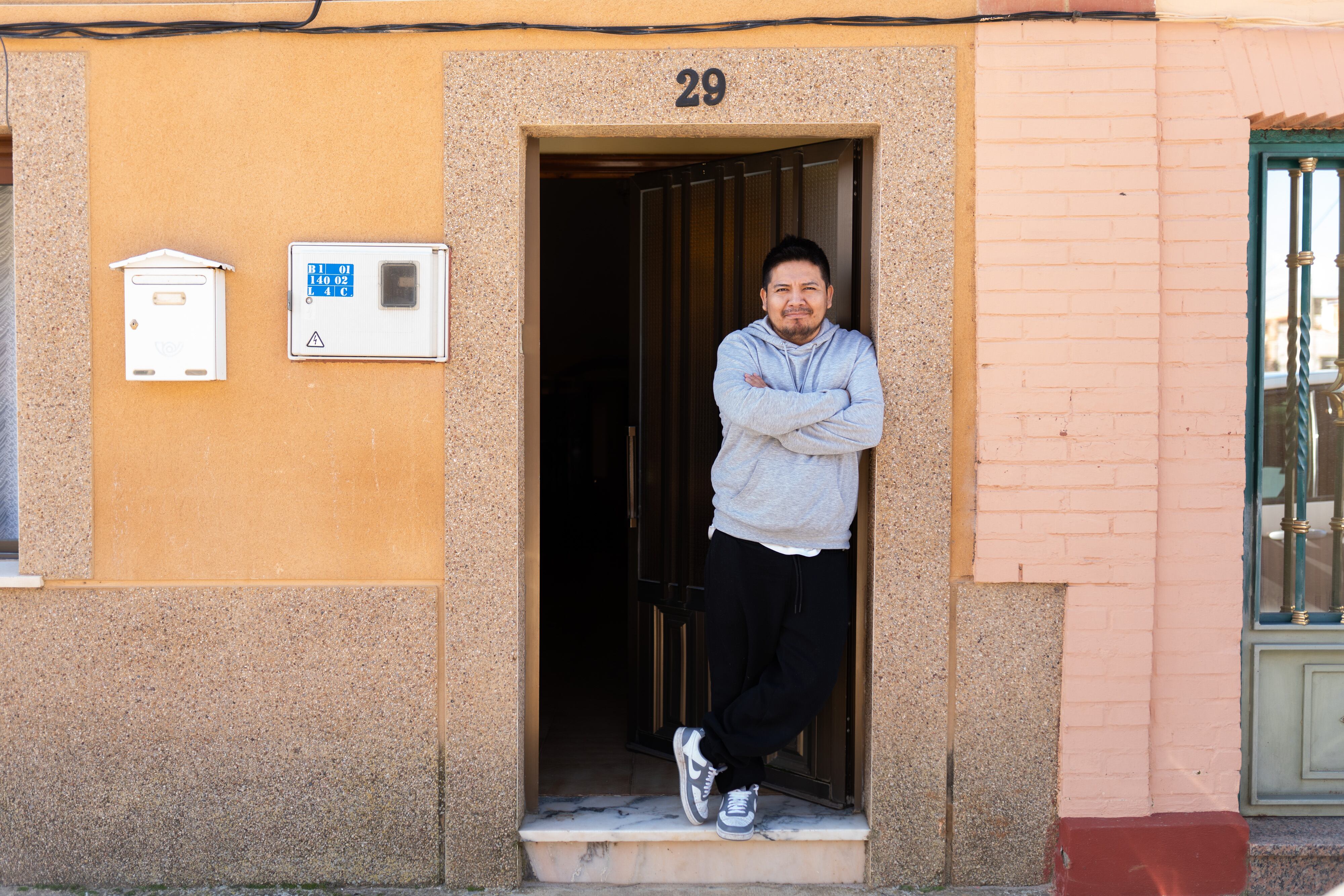 El tractorista Alberto Estrada en su casa en Paredes de Nava (Palencia), el jueves pasado.