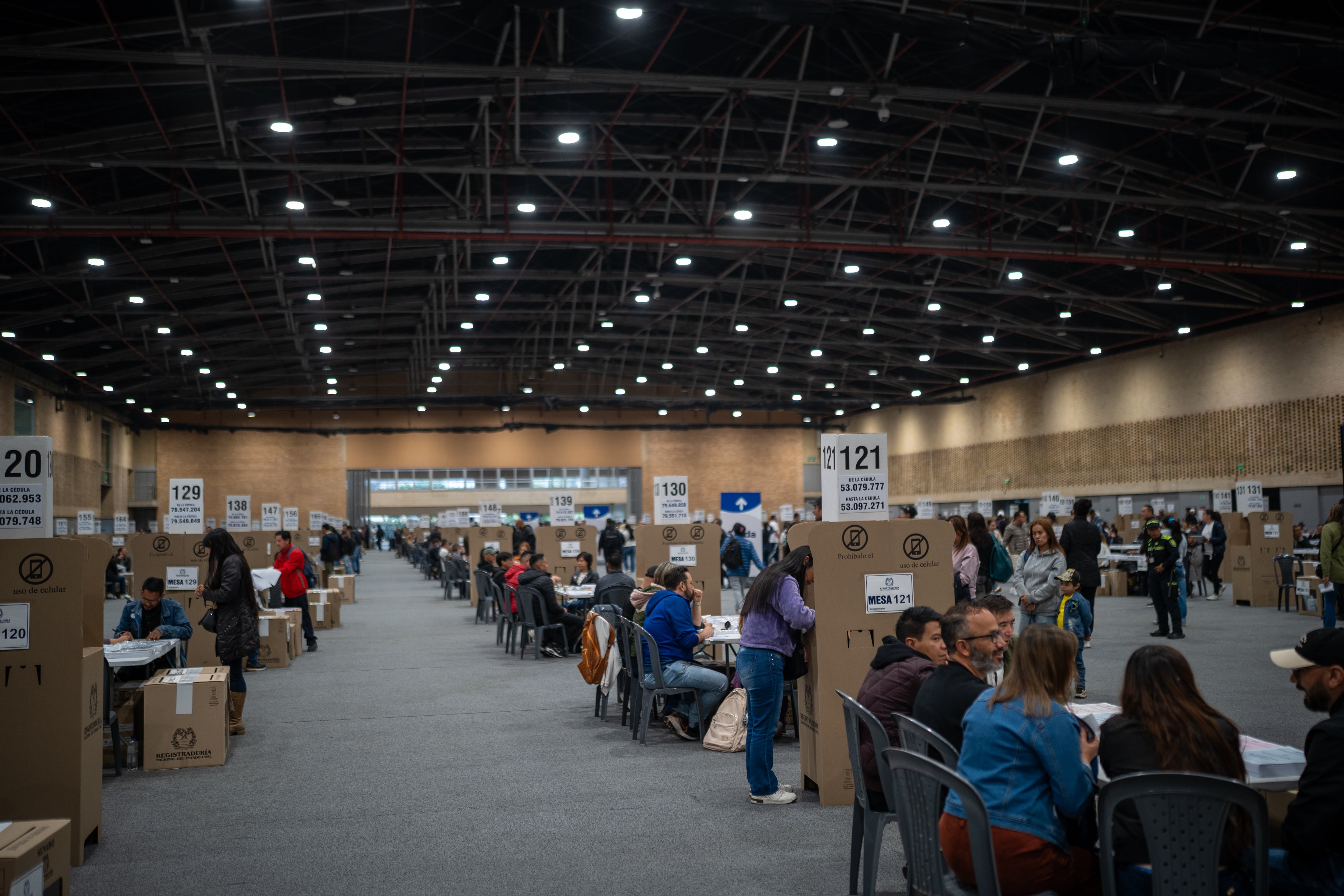 Jornada electoral en Corferias, en Bogotá, este domingo.