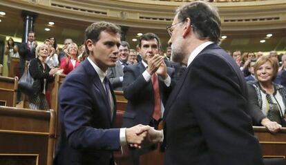 Albert Rivera y Mariano Rajoy se saludan tras la investidura del candidato.