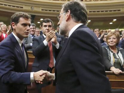 Albert Rivera y Mariano Rajoy se saludan tras la investidura del candidato. 