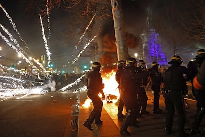 Disturbios en la plaza de la República, este martes en París.
