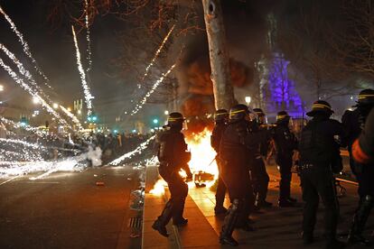 Disturbios en la plaza de la República, este martes en París.