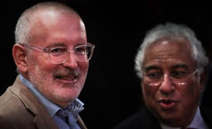 De izquierda a derecha, el holandés Frans Timmermans y el primer ministro portugués António Costa.