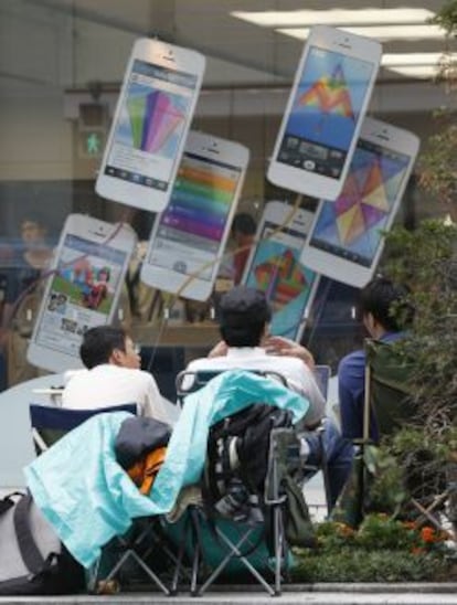 Clientes acampan a la entrada de la tienda Apple del distrito de Ginza en Tokio