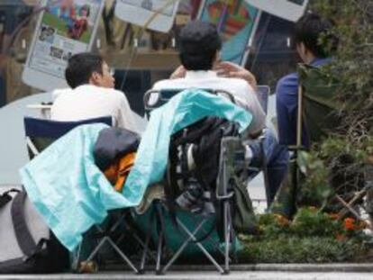 Clientes acampan a la entrada de la tienda Apple del distrito de Ginza en Tokio