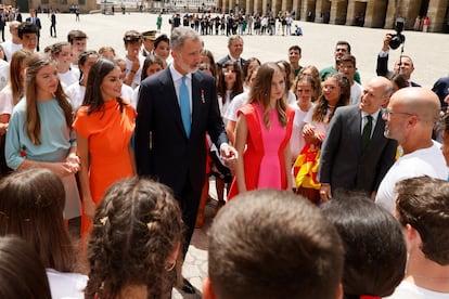 Tras los actos protocolarios, Felipe VI y la reina Letizia, junto a la infanta Sofía y la princesa Leonor, han querido  saludar a los jóvenes participantes de la Ruta Quetzal, que ocupaban un lugar de la plaza del Obradoiro con banderas representando a todos los territorios españoles.