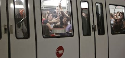 Usuarios en el metro de Barcelona.