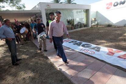 El alcalde de La Línea, Alejandro Sánchez, sale cabizbajo de un pleno ante la protesta de los trabajadores municipales por no cobrar.
José Lopez, funcionario municipal de Barbate.