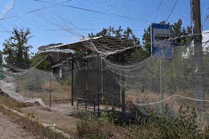 Parada de autobús en una calle protegida por redes antidrones durante la invasión rusa en Orijiv, en la región de Zaporiyia.