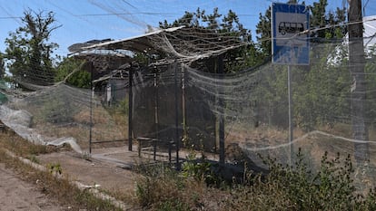 Parada de autobús en una calle protegida por redes antidrones durante la invasión rusa en Orijiv, en la región de Zaporiyia.