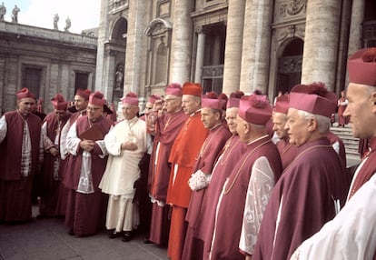 Varios cardenales reunidos en la plaza de San Pedro con motivo del Concilio Vaticano II, en Roma en 1963.