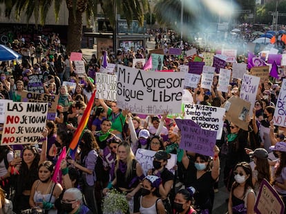 Mujeres en la marcha del Día Internacional de la Mujer en Ciudad de México, el 8 de marzo de 2022.