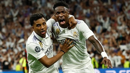 Vinicius y Rodrygo celebran el primer gol del partido entre el Real Madrid y el Manchester City, en el Santiago Bernabéu este martes.