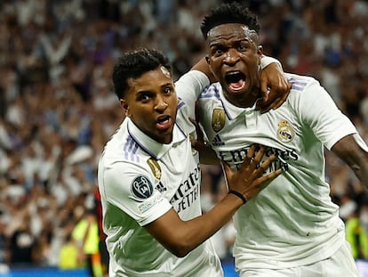 Vinicius y Rodrygo celebran el primer gol del partido entre el Real Madrid y el Manchester City, en el Santiago Bernabéu este martes.