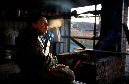 Un estudiante de la escuela militar General Yermolov permanece de servicio durante un entrenamiento militar.