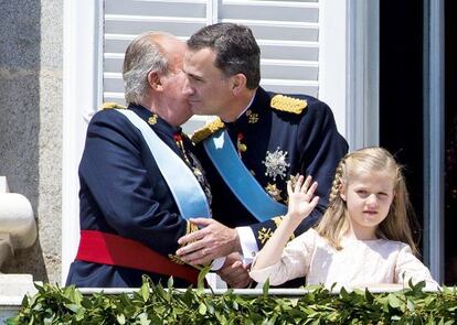 La familia que se corona unida permanece unida. Cambio de generación en el trono de España. Pronto sabremos si algo más también variará