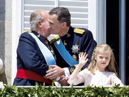 La familia que se corona unida permanece unida. Cambio de generación en el trono de España. Pronto sabremos si algo más también variará