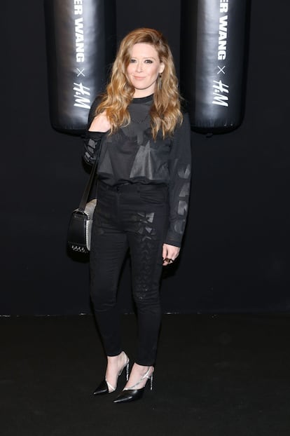 La actriz estadounidense Natasha Lyonne dejó el naranja de la serie 'Orange is the new black' que protagoniza y también apostó por el código de vestimenta de la noche: un 'look' deportivo en negro.