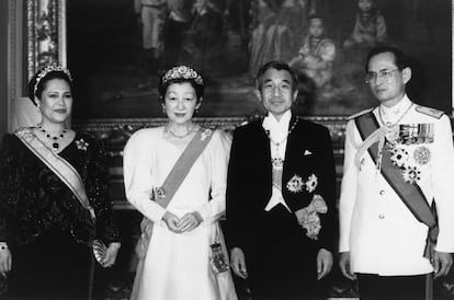 El rey Bhumibol y la reina Sirikit con los emperadores de Japón, en una visita oficial en Bangkok. Hace pocos meses el emperador japonés mostró su disposición a abdicar por el temor a que su delicado estado de salud le impida ejercer su papel. Ambos países no tienen mecanismos legales establecidos para estos casos. Fotografía de septiembre 1991.