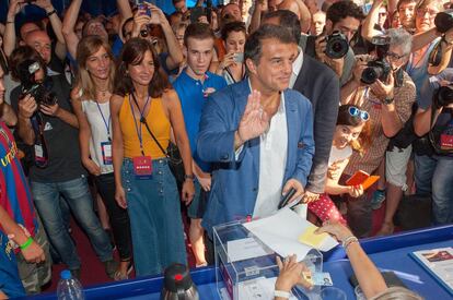 Joan Laporta, otro de los favoritos para presidir el Barça, ante la mesa electoral donde ha votado.