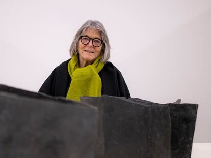 Susana Solano posa junto a una de las obras de su exposición 'Anònims', en la Fundación Vila Casas, en enero de 2024.