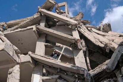 Un hombre sirio recoge materiales de edificios destruidos en Raqqa, la antigua capital siria.