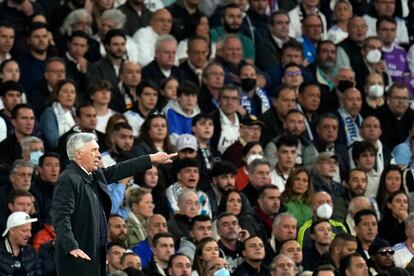 El entrenador del Real Madrid, Carlo Ancelotti da instrucciones desde la banda.